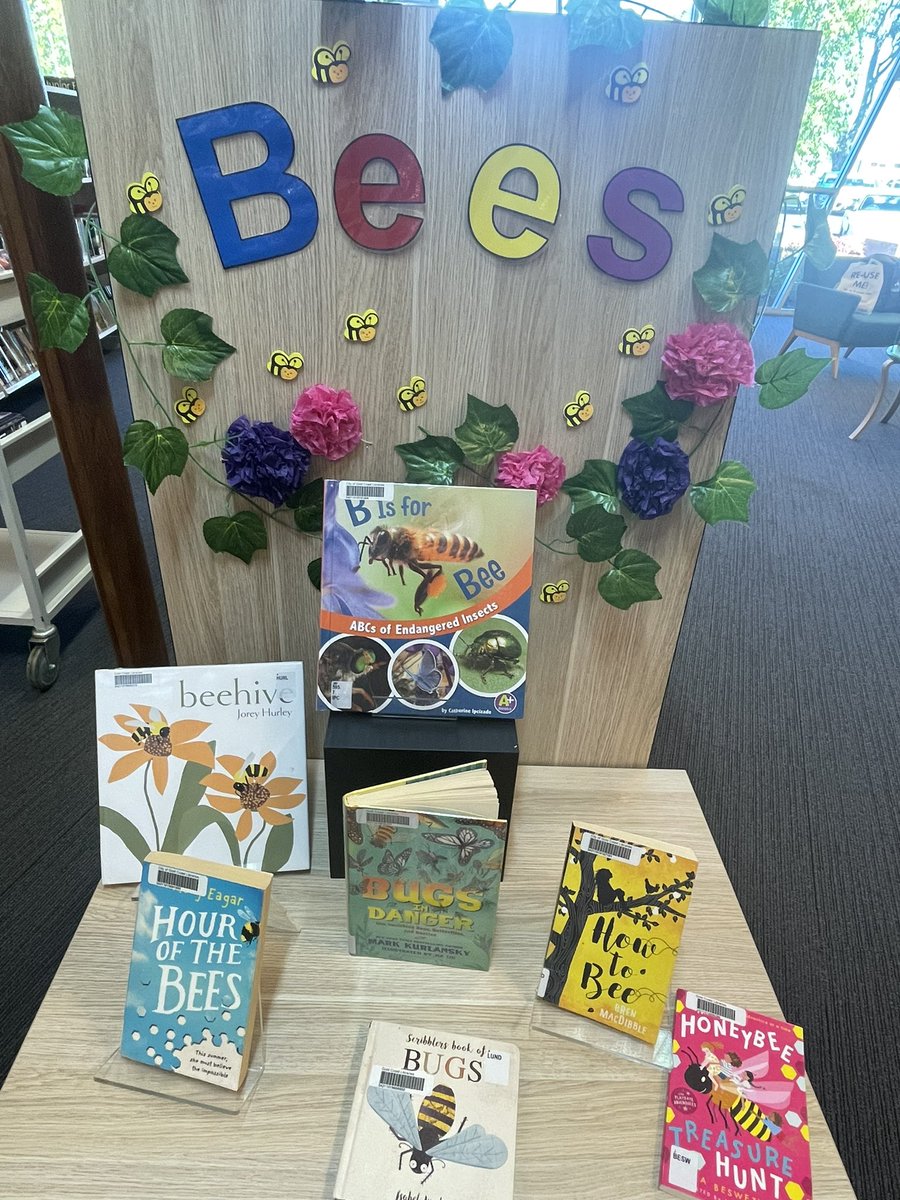 Gorgeous display today at @cityofgoldcoast libraries for World Bee Day 🐝📖
#WorldBeeDay2023 
#PublicLibraries