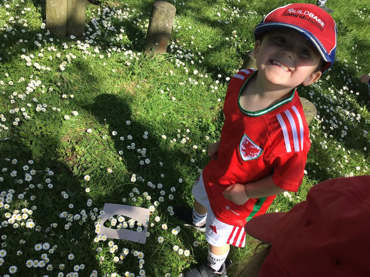 ypd_aidancampus's tweet photo. We spent the morning by having some fun with all our dazzling daisies! We thoroughly enjoyed using our maths skills 👣 📏 to carry out our own daisy investigation 🌸 and taking the time and opportunity to explore our own mini meadow. 🔍 @Penrhyndewi 
@EcoDewiGroup #teamypdva 🖤💛 https://t.co/wGWYw6LE70