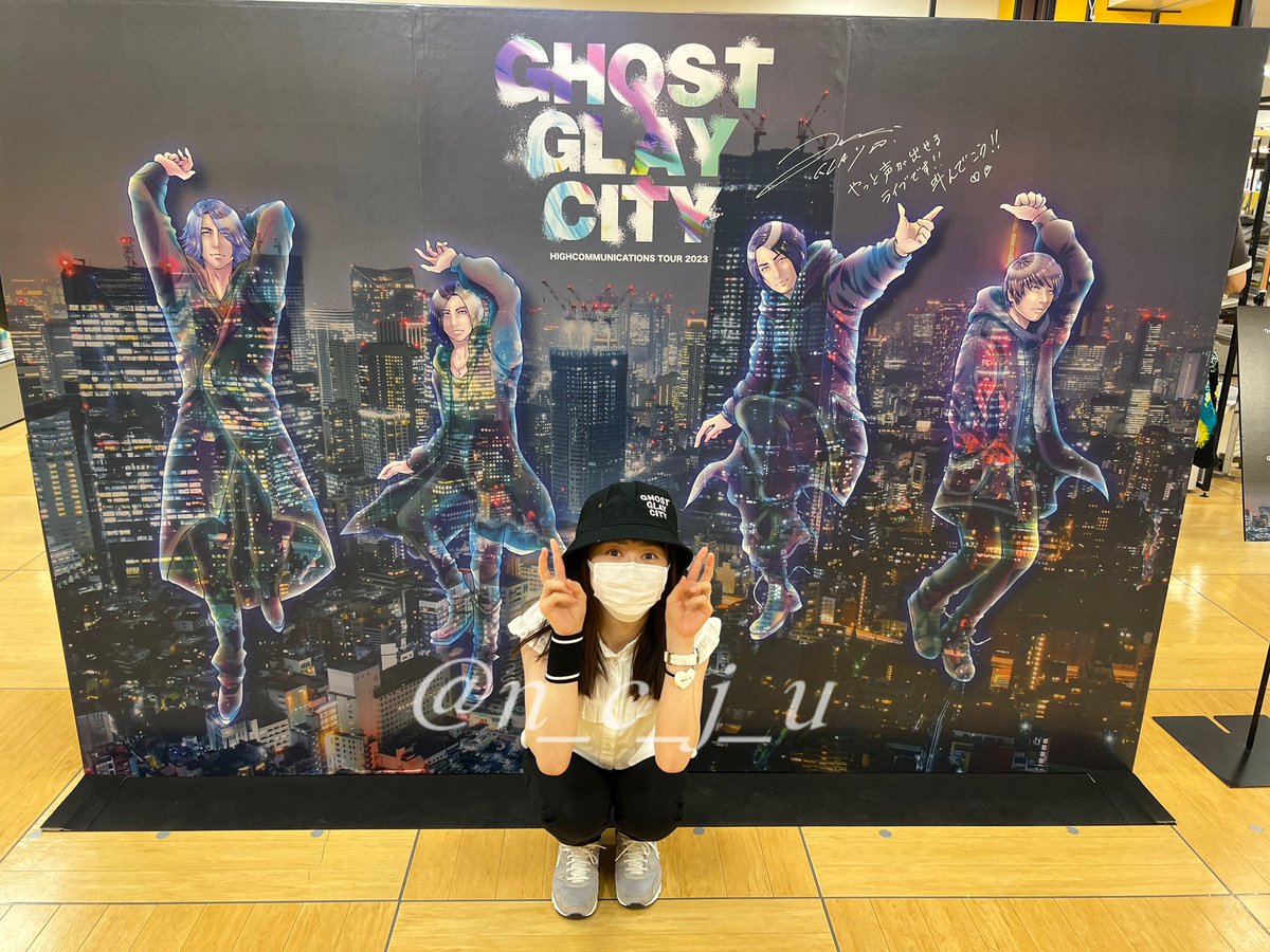 まさかスタッフさんに写真を撮って頂けるとは思わなくて、すっぴんで来てしまいました笑🙈💦ありがとうございました😊　#GLAY #GHOSTGLAYCITY 私はホテルにチェックインですが、ライブへ行かれる方、楽しんで来てください🫶✨