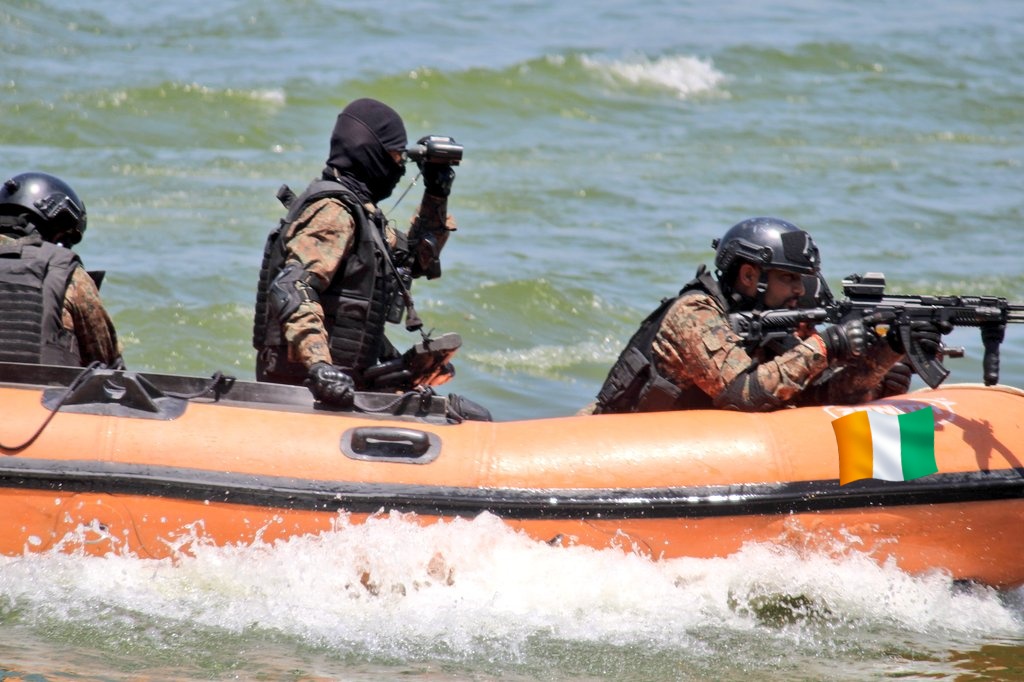 rohil_bashir's tweet photo. #In_Pics 
With sophisticated weapons &amp; other equipments Water wing of @crpfindia patrolling in Famous #Dal_Lake ahead of first ever #G20Meeting in #Kashmir valley, all security arrangements finalized. @SudarshanNewsTV
@KOSCRPF @crpf_srinagar https://t.co/HJV6VAuwOD