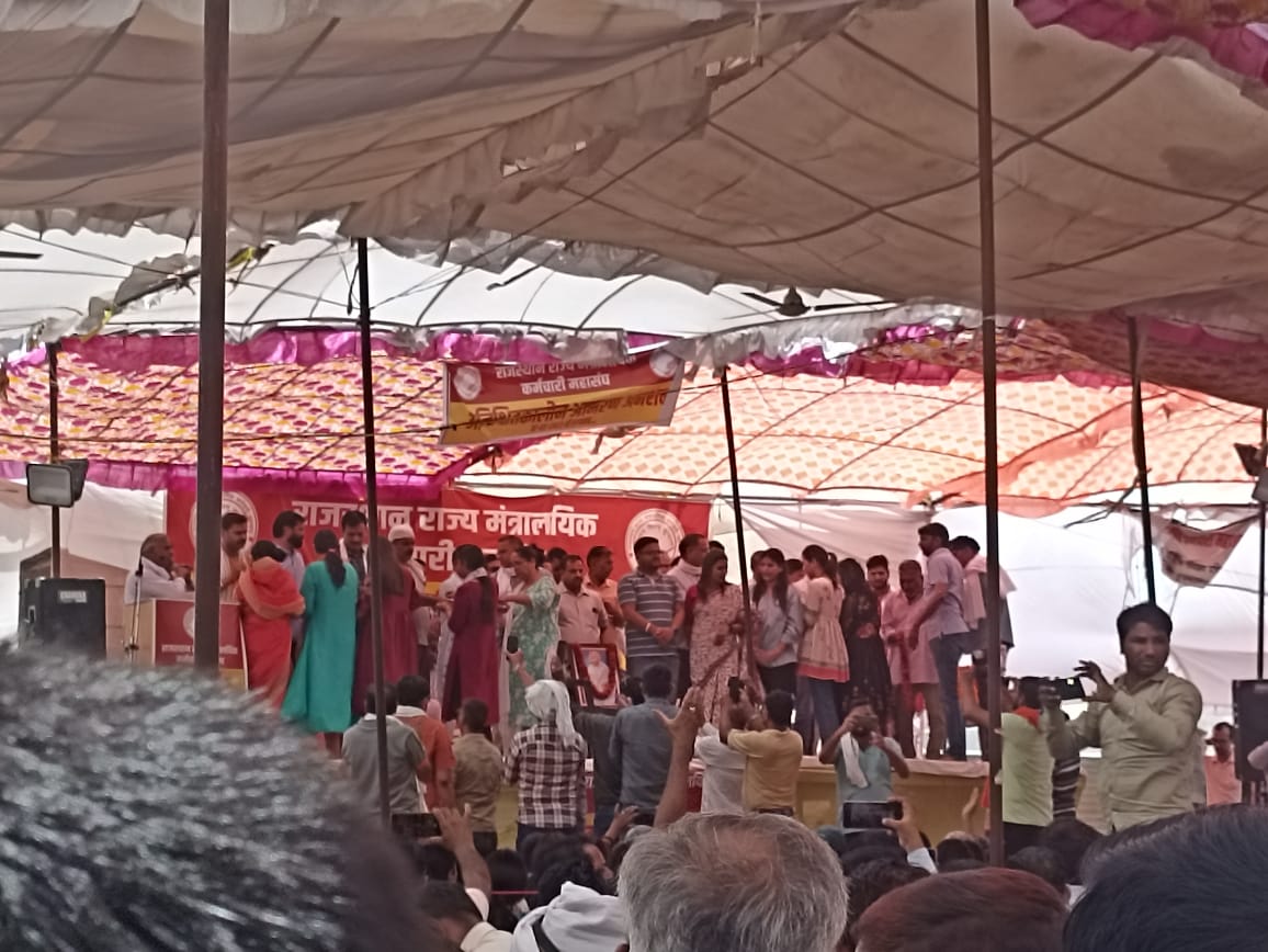 Rajnichoudhary_'s tweet photo. मंत्रालयिक महासंघ के प्रदेशाध्यक्ष राजसिंह चौधरी सहित 11 पदाधिकारियों ने शुरू किया आमरण अनशन 
*मांगे नहीं माने जाने तक जारी रहेगा आमरण अनशन* 
*आंदोलन अब करो या मरो की स्थिति में*
@ashokgehlot51
@RajCMO 
@1stIndiaNews @zeerajasthan_ https://t.co/dTPJfWMTeI