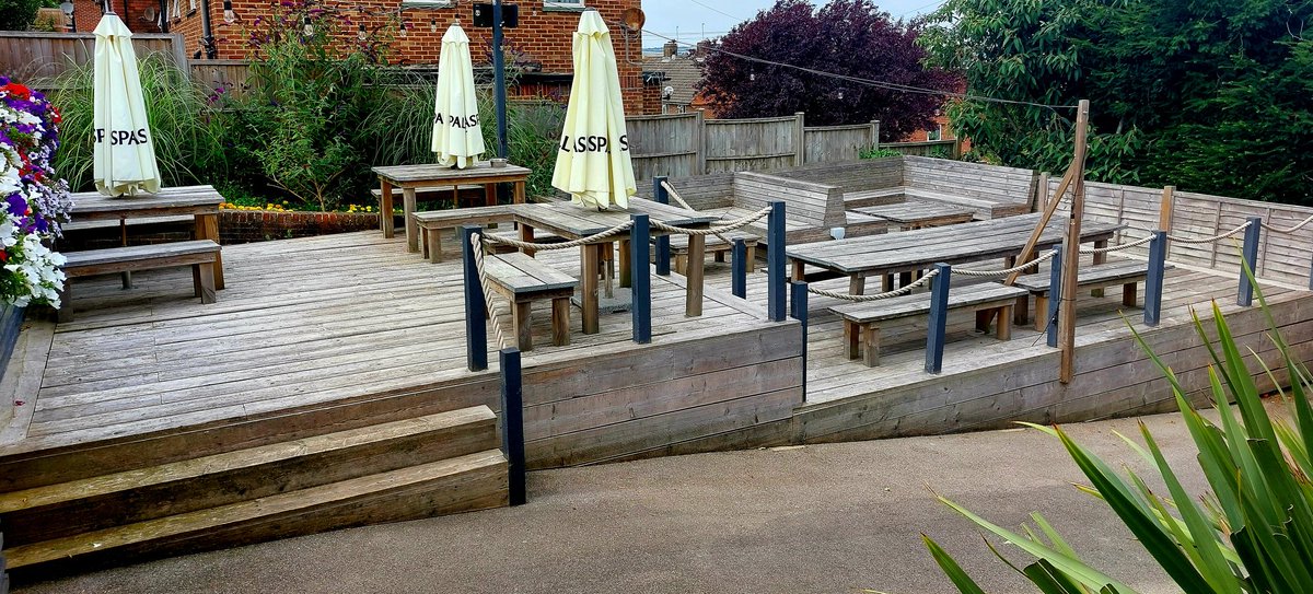 As the sun is shining, come take advantage of our free parking and our awesome beer garden #happysaturday #bikersfamily #brightonfood #saturdaynight #saturdayafternoon #cheeseburger #eataburger #saturdaybrunch #bikers #bikersofinstagram #saturdaymood #burgers #brighton #burger