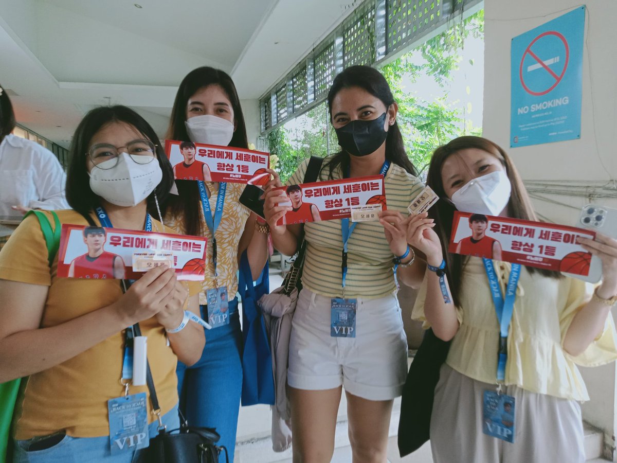 OhSehunGlobal's tweet photo. And the hand banner distribution is completed!

Thank you @oshfourtwelve &amp; @zephyrph_ for working hard on this 🧡

Everyone please raise the banners high so Sehun can see it and feel our love for him 🧡

#세��� #SEHUN #오세훈 #OHSEHUN https://t.co/l4sTm9Ai9J