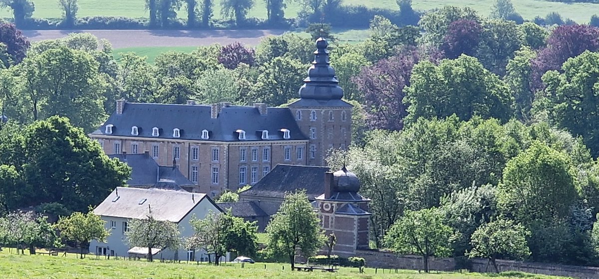 Martin1960's tweet photo. Pedalerend door het prachtige #Gulpdal, met aan het eind toch weer een venijnig klemmetje. Maar dat biedt dan weer fraai uitzicht op kasteel #Neuborg 😎🌞🚴🏾‍♀️ #Gulpen https://t.co/HPJl9hllb4
