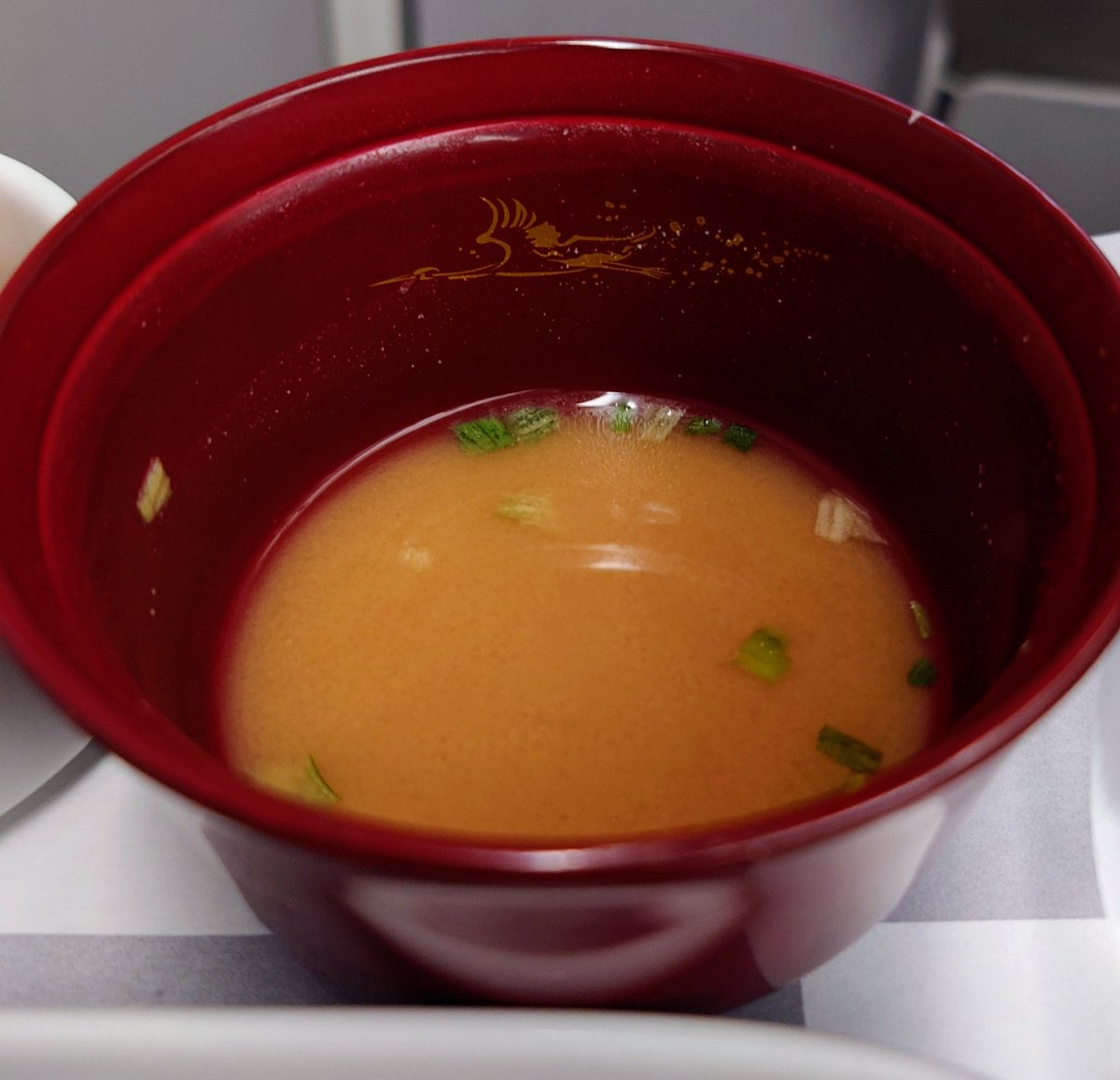 HiSei45's tweet photo. 今日の修行は2往復HND⇔OKA
3レグ目✈当日UGでFクラス😆
ミソスープの内側に鶴…今まで気付かなかった
#jal #修行 https://t.co/v8Y5nwkHAE