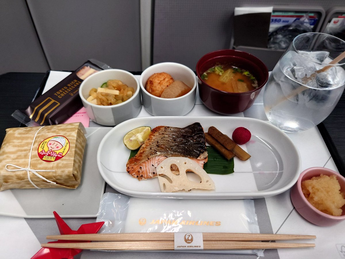HiSei45's tweet photo. 今日の修行は2往復HND⇔OKA
3レグ目✈当日UGでFクラス😆
ミソスープの内側に鶴…今まで気付かなかった
#jal #修行 https://t.co/v8Y5nwkHAE