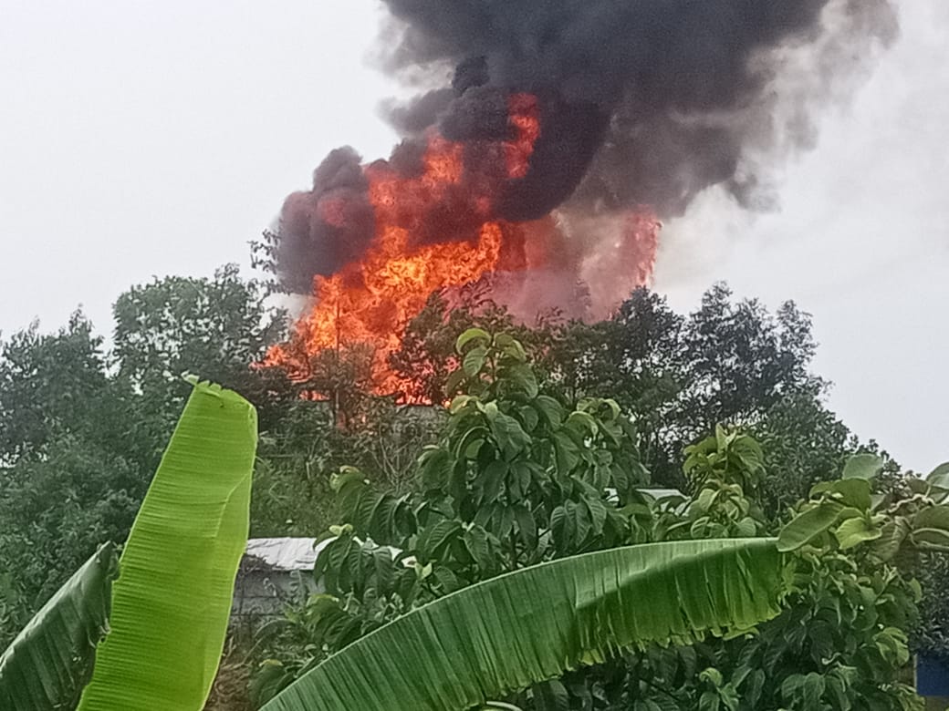 ro_rezowone's tweet photo. Fire incident at Camp -4
Please keep them in your prayers 🙏. https://t.co/4DT6xsvsiM