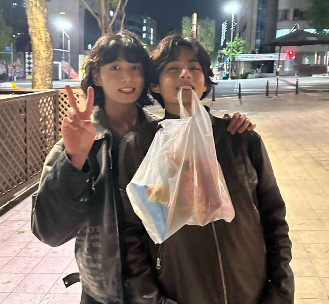 sushibeaar's tweet photo. Antis can say whatever they want and bash all my fellow Taekookers but we’re all in this together..the true Taekookers fighting till the end. Cause one thing is sure..we were never wrong about them. Whatever happens..in our hearts #TaekookIsReal #taekookforever 🐰🐯💜💚 https://t.co/ZVD3IeZMsJ