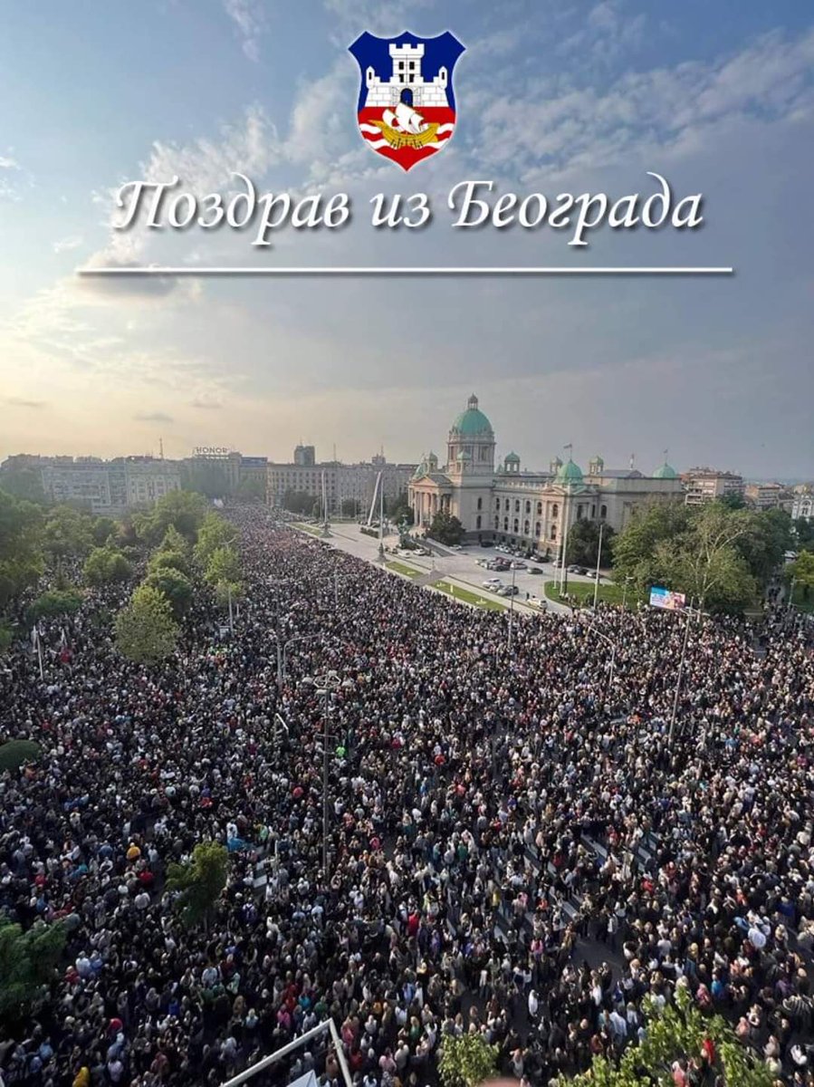 "Beograd volim kad sviće,
Beograd volim kad spi...
Volim ga kad snegom obeli sav,
Volim ga kad dođe maj..."