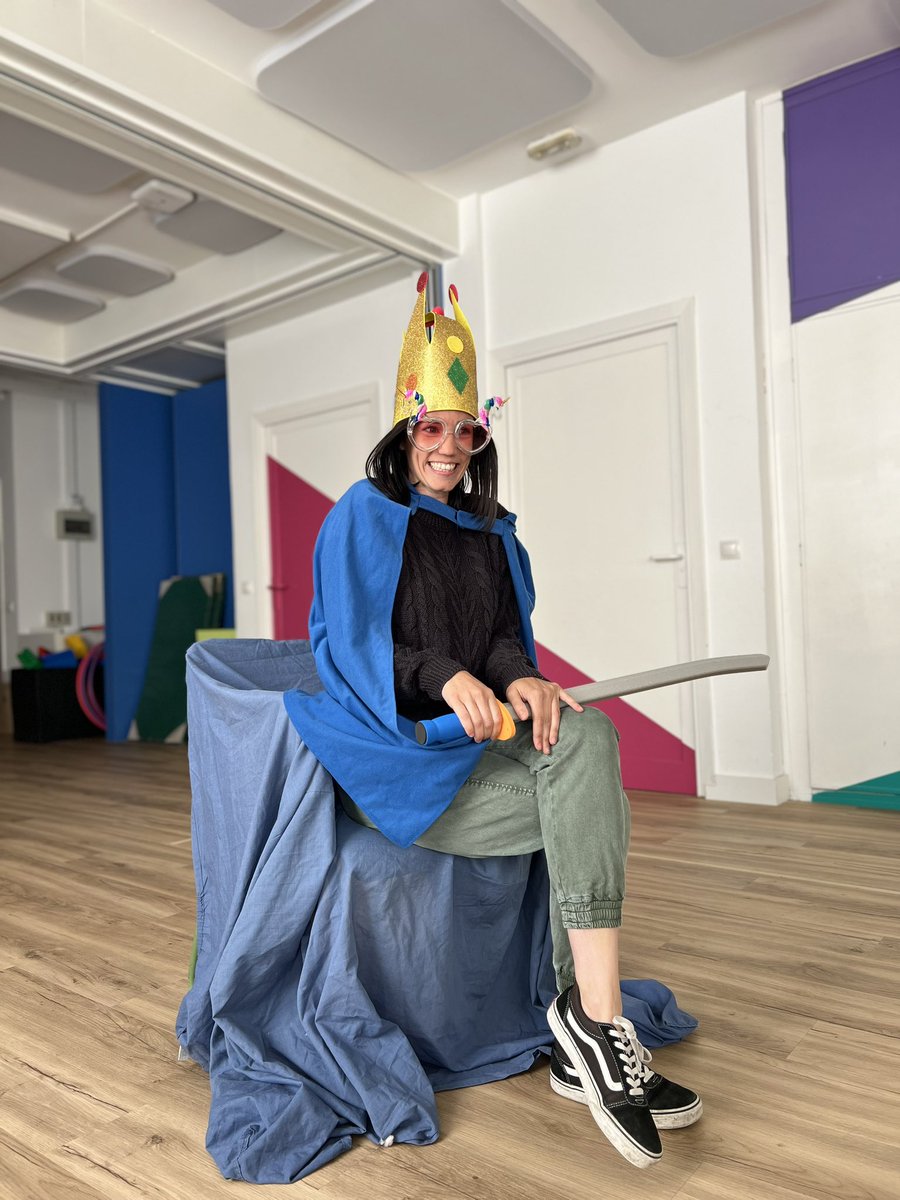 Acto oficial de su majestad, la Reina del Castillo Mágico, para nombrar a los caballeros de su corte.
#aprendizajebasadoenproyectos #castillomágico #educacióninfantil3años #grandesprofes #soydelrosa #somosdelrosa #micolemola #aravaca #pozuelo