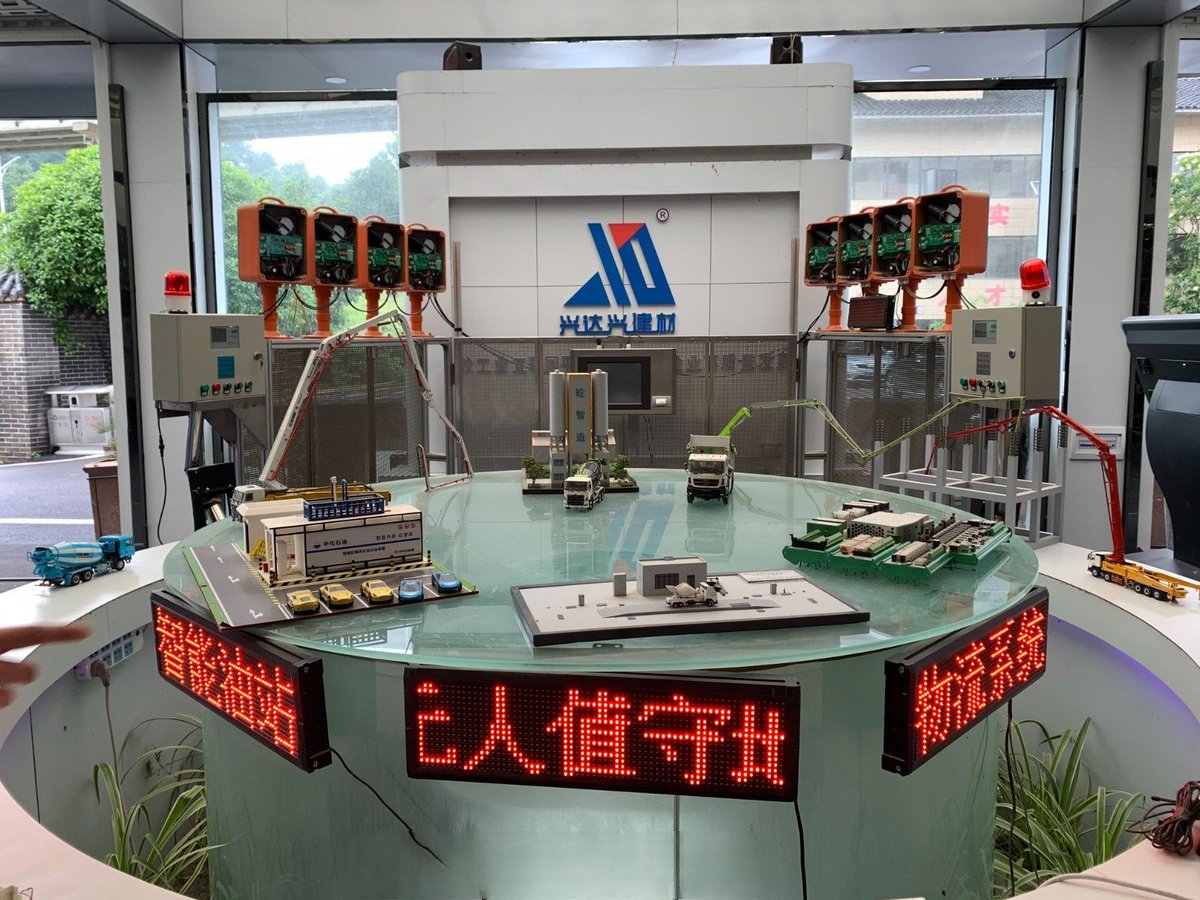 LiveinGuizhou's tweet image. &quot;Client orders are submitted to our #platform via a mobile app, and our system will work out the standard production ratio and #automatically begin production,&quot; explains the director of #XDX Materials Company.

📷 by 当代先锋网

#Guizhou #Digital #economy