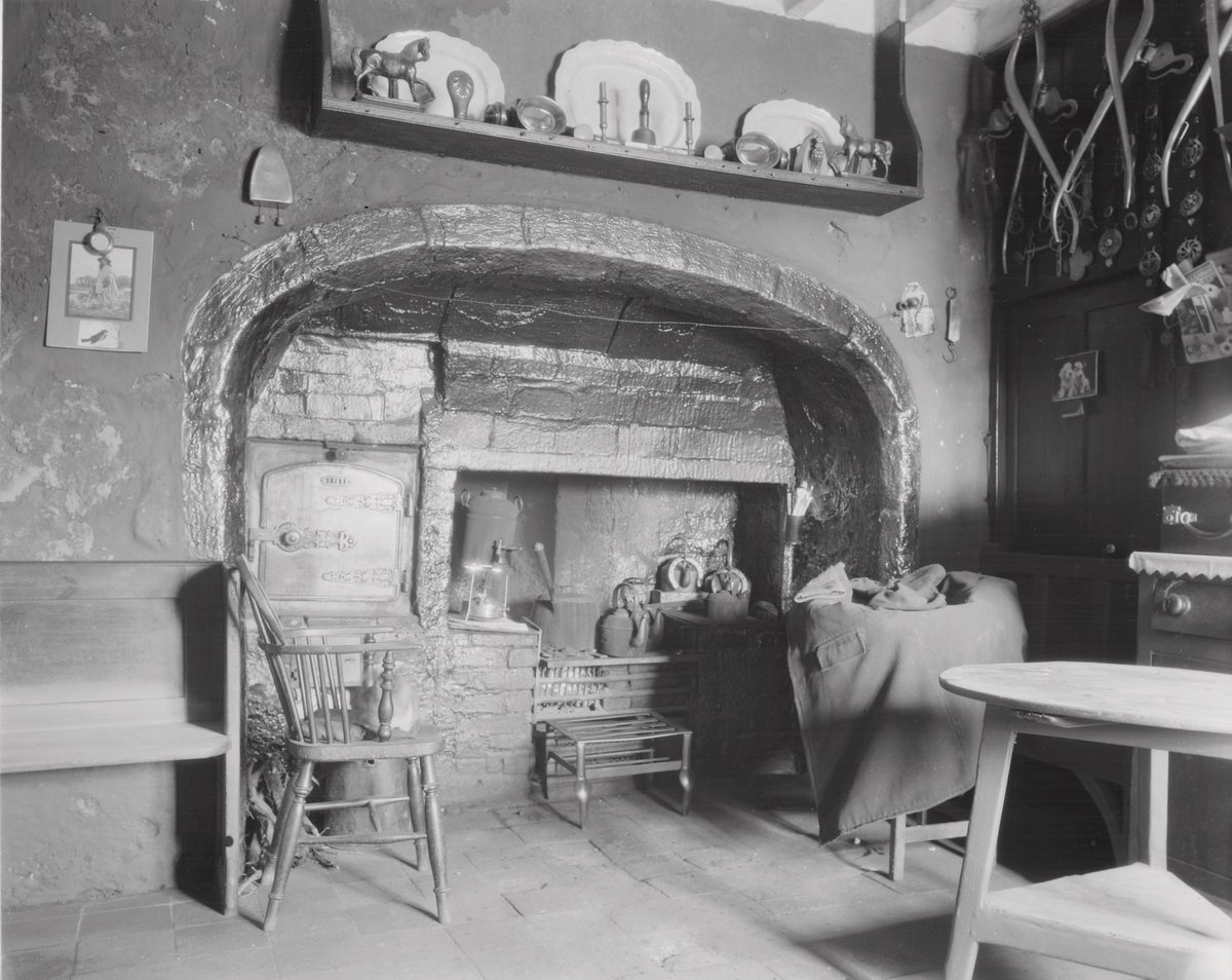 This looks like a cosy place to have a cup of tea & put the world to rights! It’s the fireplace at Tre Castell, Llanfaes. The fireplace itself dates to the 16th century, but the rest of farmhouse has been extensively rebuilt
📸1937, NMR Site Files
coflein.gov.uk/en/site/15893
#TeaDay
