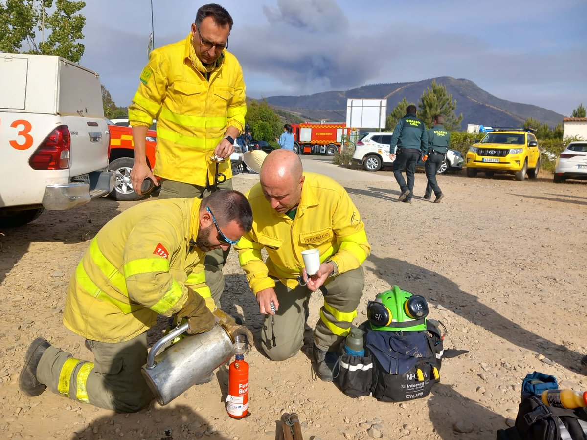 Plan_INFOCA's tweet photo. 🔴Módulo de Acción Exterior en el #IFPinofranqueado. Las brigadas, tras recibir instrucciones en el PMA, ponen rumbo al #IF.

🔥Hoy será una jornada de fuego técnico para combatir las llamas. 

📍Infoca mantiene desplegados 122 efectivos terrestres, 22 vehículos y 2 helicópteros. https://t.co/GcysPodnyl