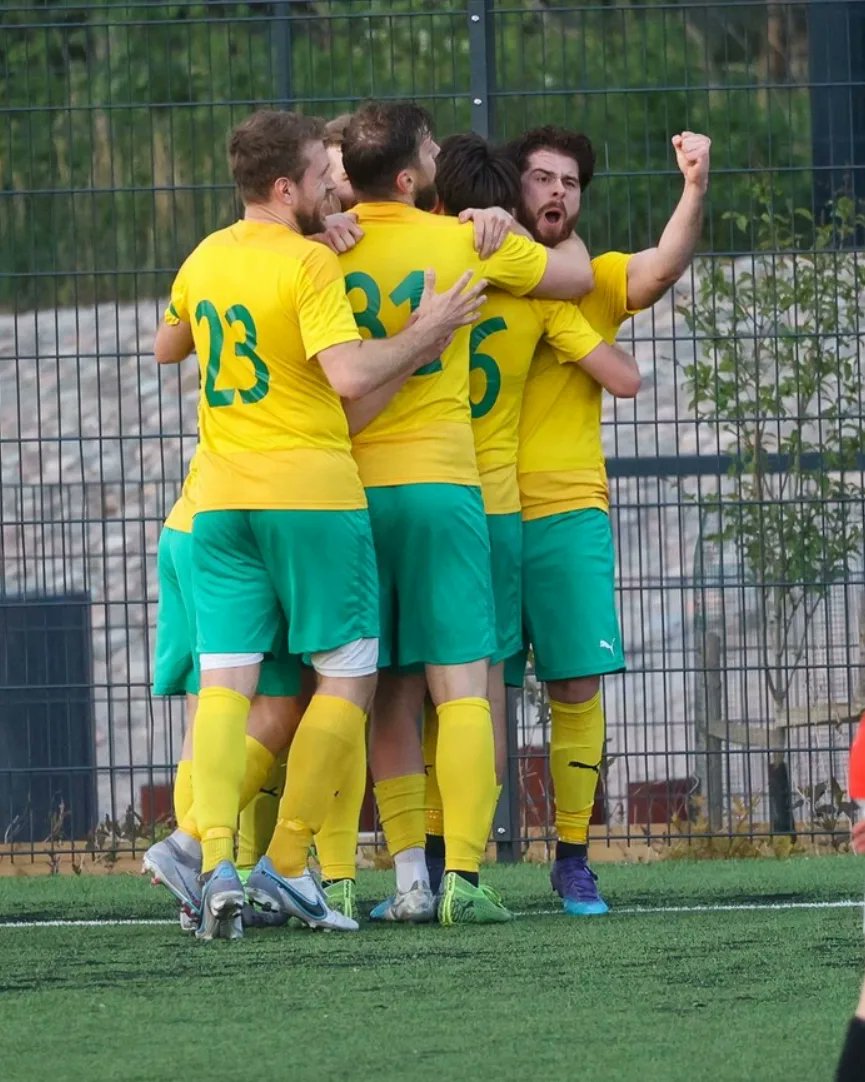 EsPalle riitti 4 minuuttia HIFK2:sen lyömiseen 4-2! Lisää kuvia tahtipari.kuvat.fi/kuvat/EsPa/Kau… #keltavihree #eteläespoonpallo #hifksoccer #tahtipari