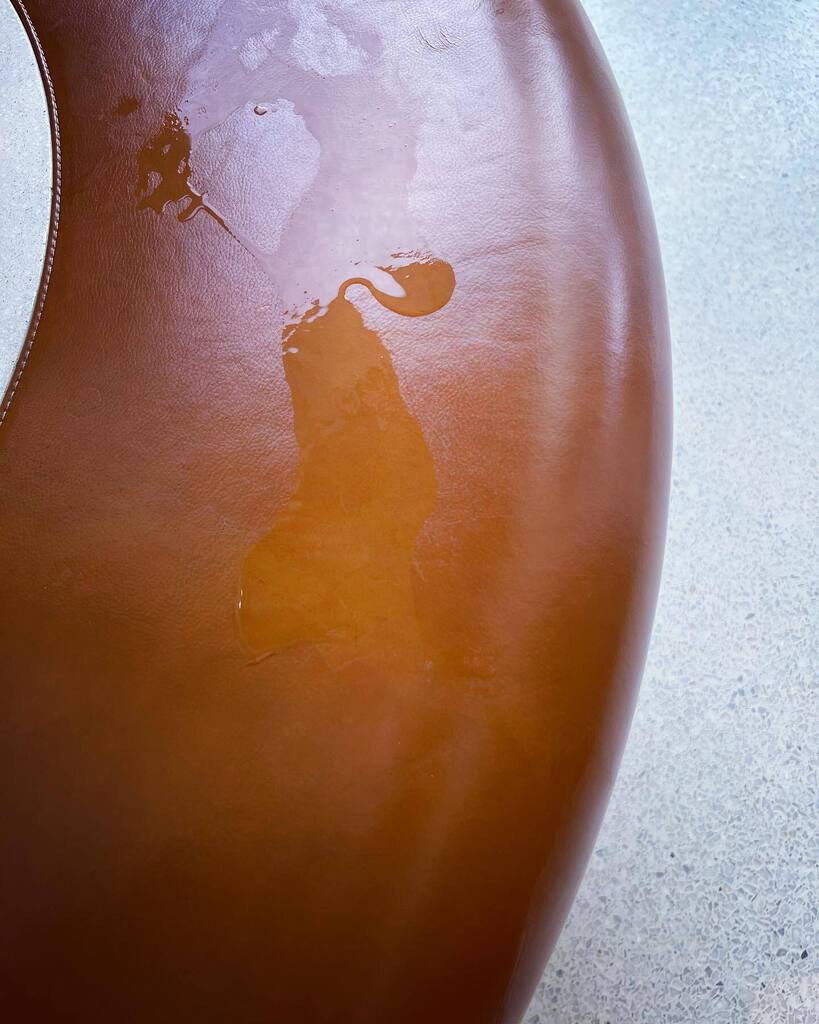 kairin's tweet image. someone left a stain… #UnderTheAppleTree