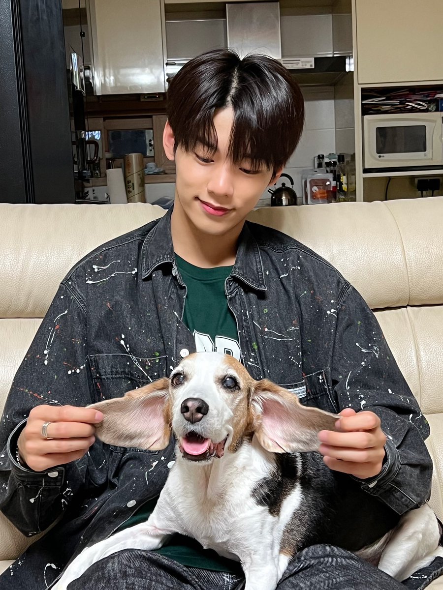 marueon's tweet photo. 메인즈가웃낌..
이녀석들 강아지귀 모르는건줄 알았는데
본인들이 아는 강아지귀를
나름 열심히 표현한것같다 https://t.co/yyHr6rXPbV