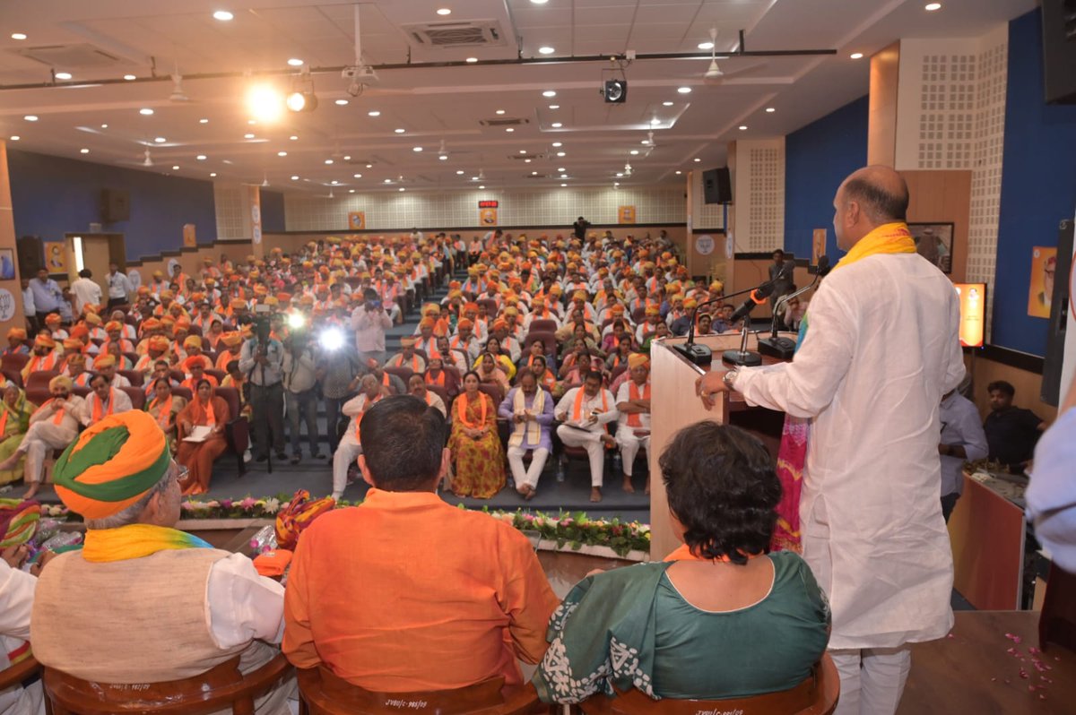 BJP4Rajasthan's tweet photo. भाजपा प्रदेश अध्यक्ष श्री @cpjoshiBJP  ने प्रदेश कार्यसमिति बैठक के उद्घाटन सत्र को संबोधित किया। https://t.co/iUZJjn8q7d