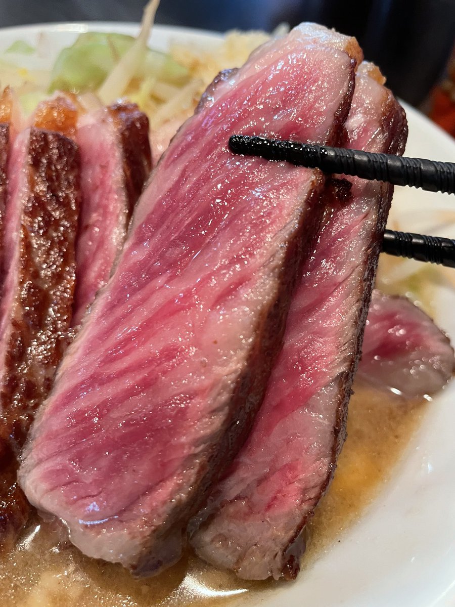 SuTa_cyan's tweet photo. さんじ＠上野
☆中ボスコラボ☆
和牛さんじ郞(麺量200g)

超有名店シェフの中ボスさんが和牛を
一流の技術で焼き上げる極上ステーキ🥩
それをさんじ流特製の二郎系🍜で
旨さの仕組みを説明出来たとて
これはもう理屈抜きなスゴ美味さ😋
他所でやれそうでやれない超絶な逸杯���と
さんじ祭り堪能です🙏 https://t.co/JWmxcd2sIO