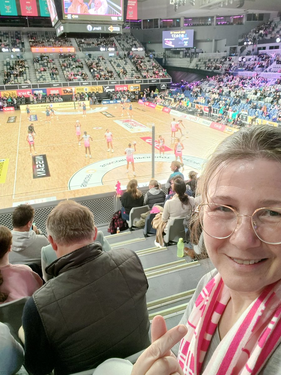 dramaafterglo's tweet photo. Go Thunderbirds 💗💗💗 #VIXvTHU #FoxNetball https://t.co/hIVQvAbDNI