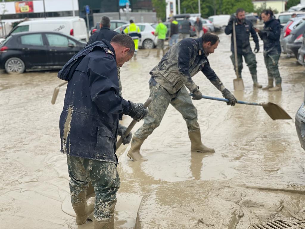 #alluvioneemiliaromagna A Forlì gli aiuti e la vicinanza dei poliziotti della questura e del #repartomobile di Senigallia. Seguite gli aggiornamenti di #viabilitàitalia per l'allarme #maltempo poliziadistato.it/articolo/30076…
#essercisempre #20maggio