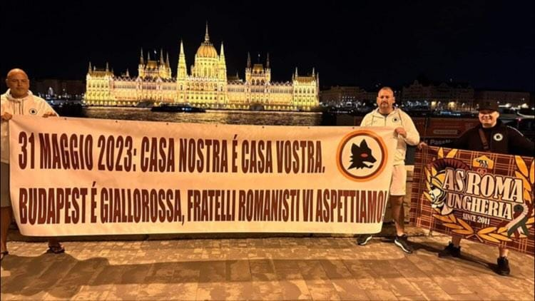BlobRai3's tweet photo. " FRATELLI (ROMANISTI) D'UNGHERIA! ".
Lo striscione del RomaClub Ungheria davanti al Parlamento di Budapest: "Casa nostra è casa vostra. Fratelli romanisti vi aspettiamo!". (https://t.co/WNX0mPFsOh).
Alle 20.00 su #rai3 #RainOn, #blob https://t.co/A7b4jjyhAg