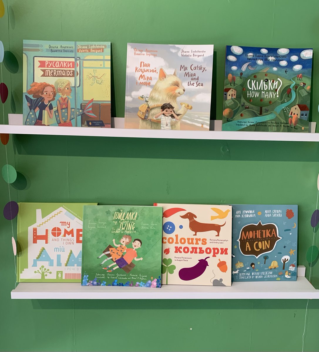 LittleToller's tweet photo. 🌻Bookshops🌻Friends🌻Charities🌻Libraries.

Our first  Pineapple Lane dual language Ukrainian picture books are now available to order from our website or from @Gardners 

I am so thrilled about it all. They are lovely books. paperbacks available now Hardbacks in a few weeks🙏 https://t.co/grDSylwc41