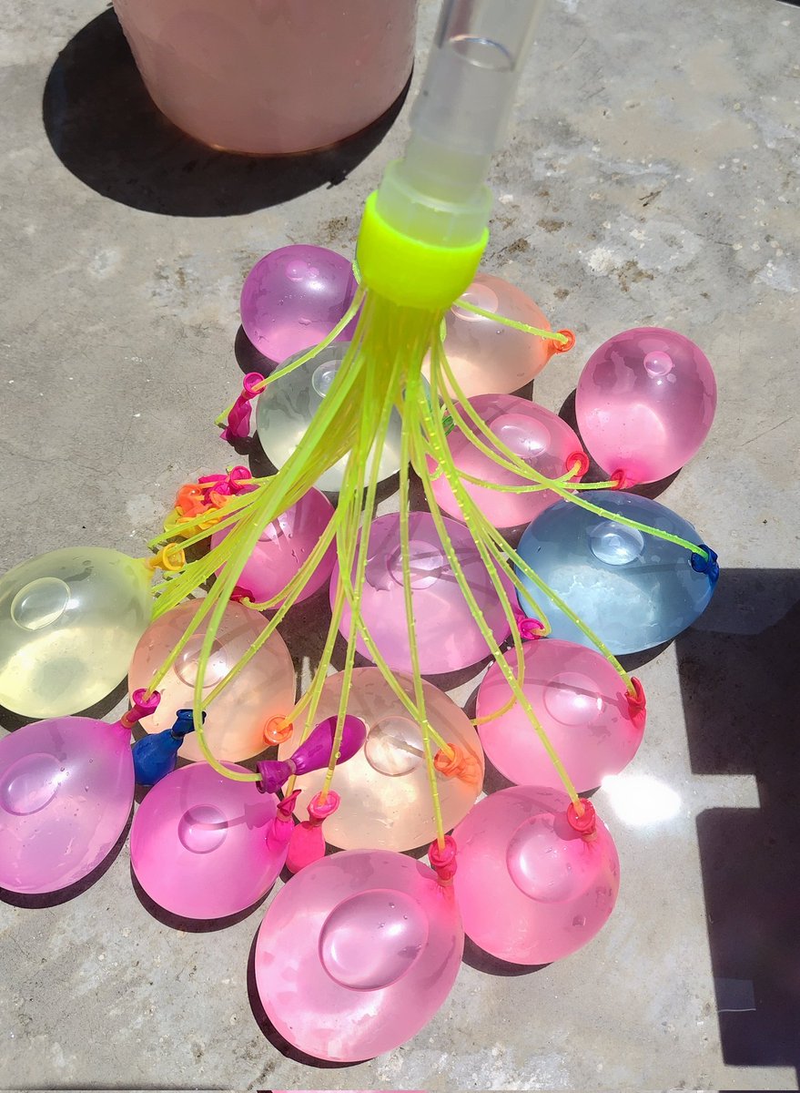「子ども2人と遊ぶために作った水風船(算数できないの?)」|とめのイラスト