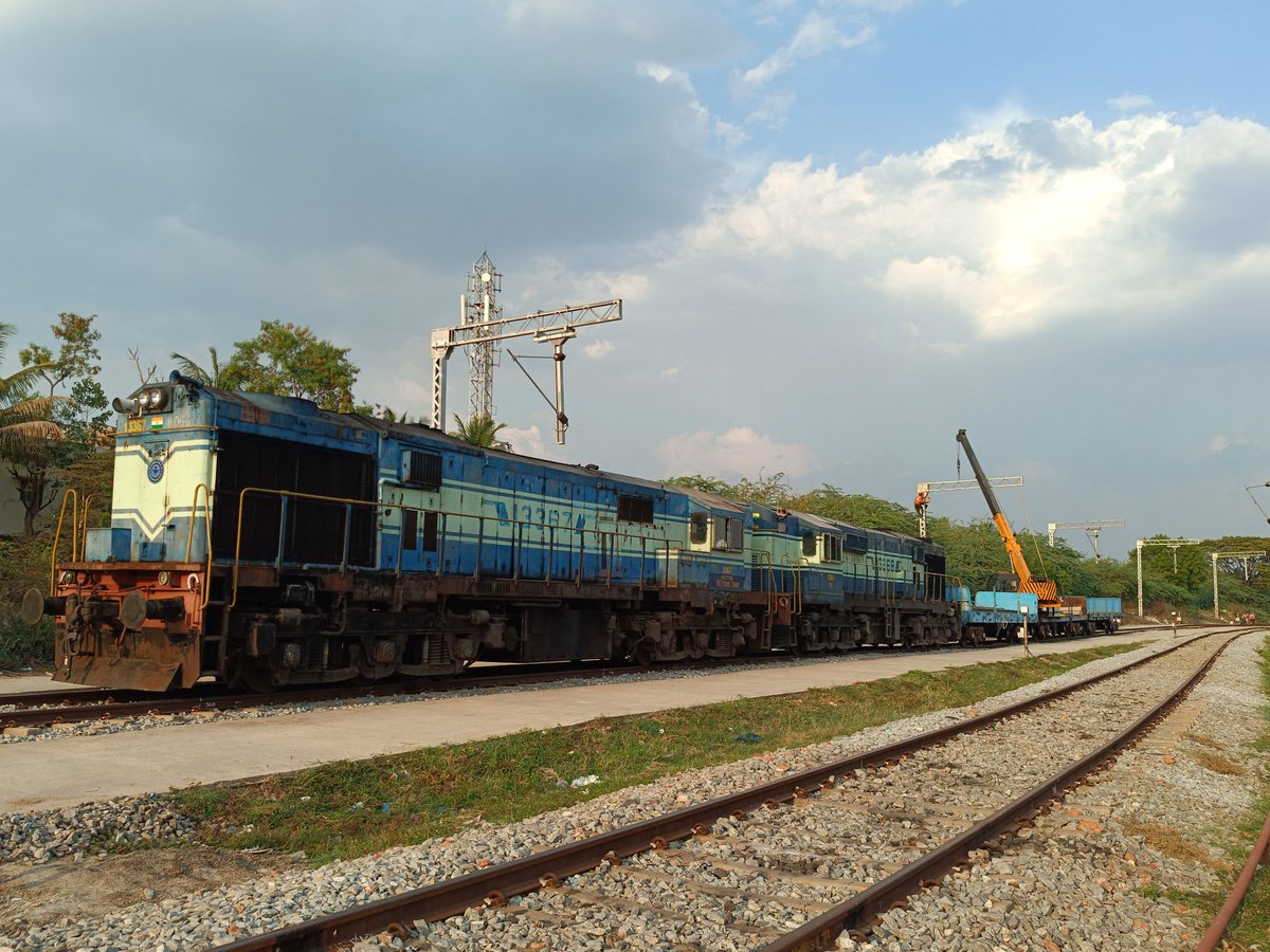 Sublines and pending Electrificaton work is in progress in #Harihara #Davanagere Railway lines for the upcoming Electric Locos in #Hubballi -#Bengaluru Route to ensure complete electrification work
Place :- #Harihara station @SmartDavangere @NammaRailways
