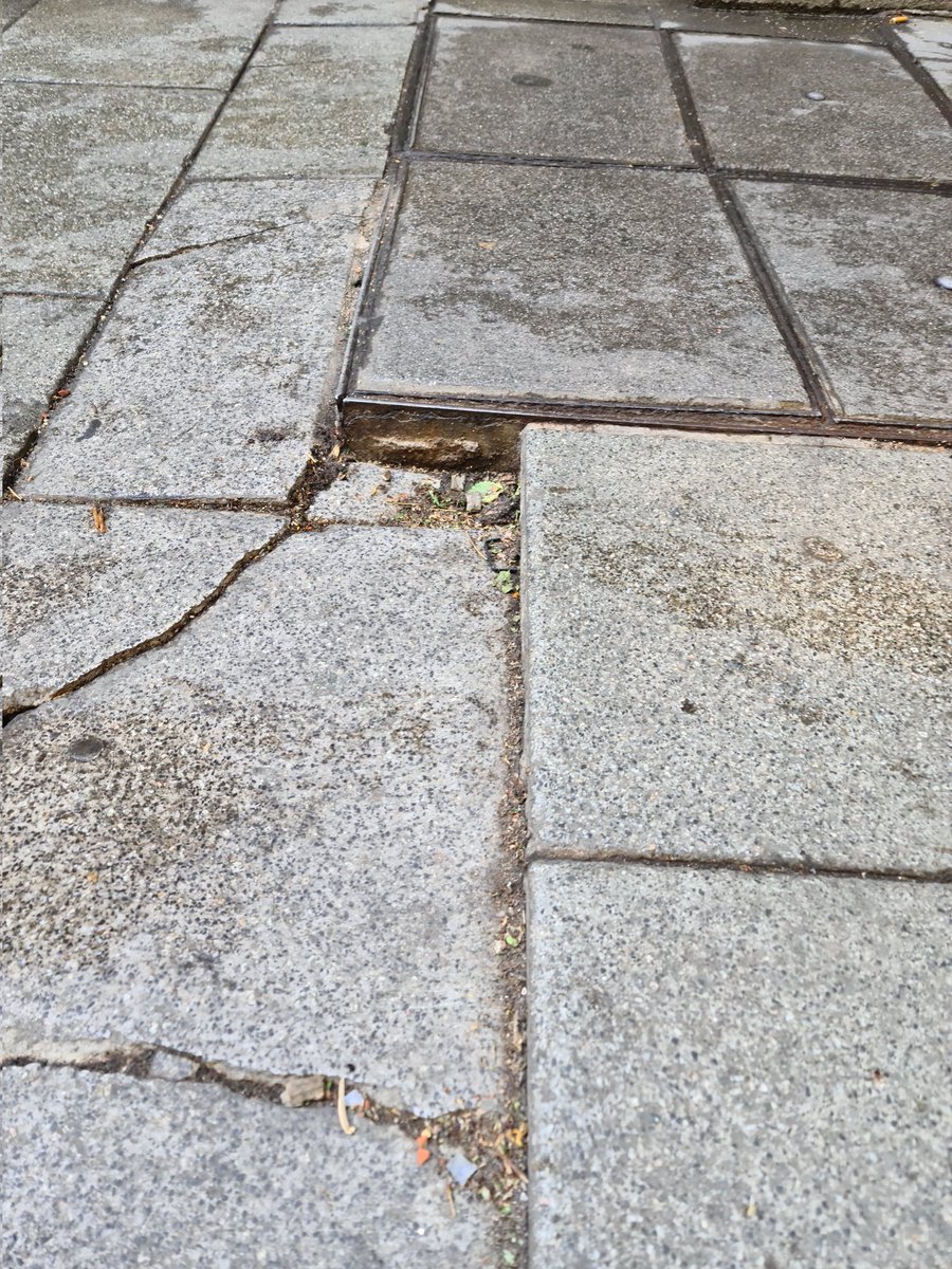 MeseneSN's tweet photo. @Lineamadrid 🙏 empieza a ser necesario arreglar esto, calle Tribulete 19-21. Ya van varias caídas, algunas de gravedad, mi hermano, gente mayor.... Muchas gracias por vuestra  labor🤗 https://t.co/pHjoeGhUoH