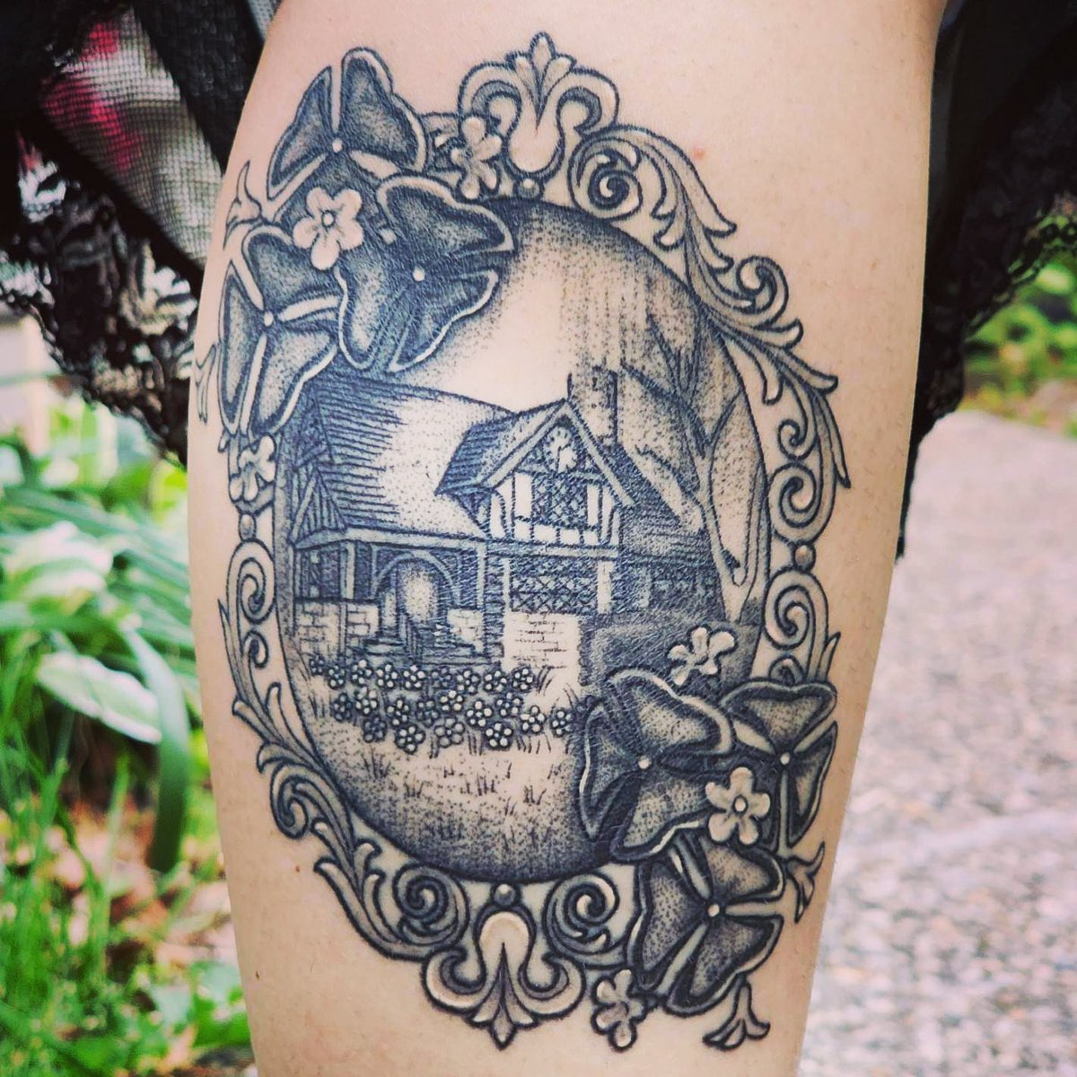 Escml's tweet image. 😮 You guys, an Emma Clark Library tattoo! Now THIS is a library lover for life! 
Check out that detail too…can you spot the books on the steps? ☺️

#Librarylovers #Tattoos #EmmaClarkLibrary #LibraryTwitter