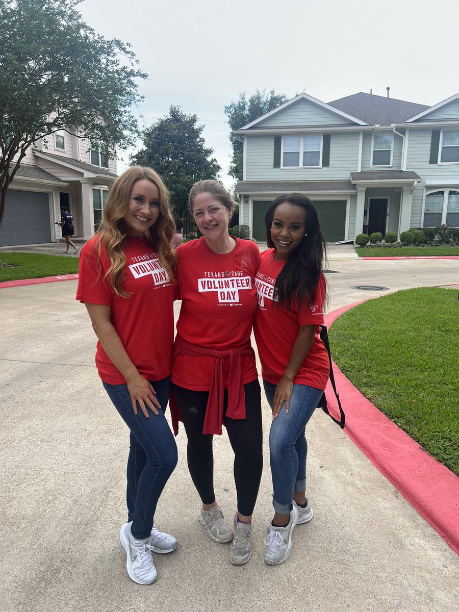 My favorite day of the year #TexansCare Volunteer Day!! Thank you for coming out @Brevinjordan @teaganquito14 @EarlMitchell90 #texanscare @HoustonTexans