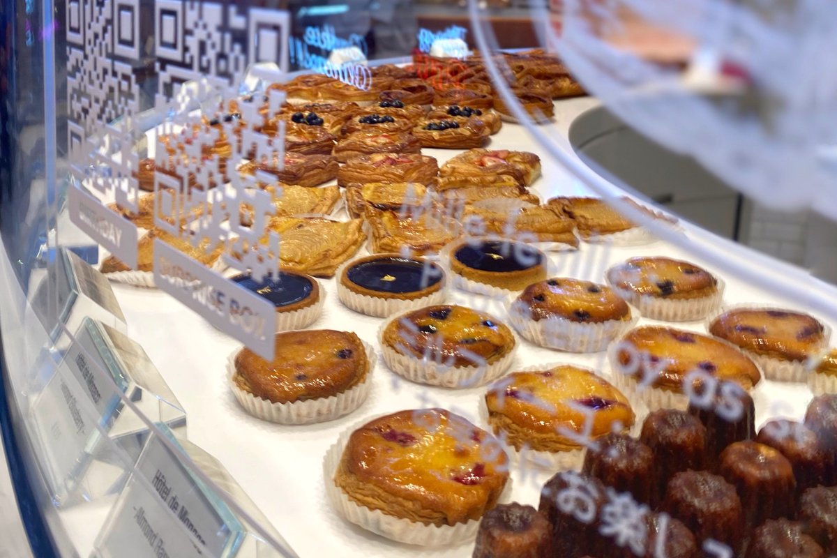 ReviewAroii's tweet photo. ใครเดินผ่านร้าน Paris Mikki 🗼 อยากแนะนำให้ลองพายแอปเปิ้ล Chateau Raffle Apple 🍏🥐 อร่อยยย เป็นแป้งพายชั้นๆ เทกเจอร์กรุบกรอบด้านบนเป็นน้ำตาลไหม ด้านในมีไส้แอปเปิ้ลเชื่อม เปรี้ยวๆหวานๆ ฿155 ชิ้นใหญ่แต่กินหมดอย่างไว้ https://t.co/pGMmVBCpRp