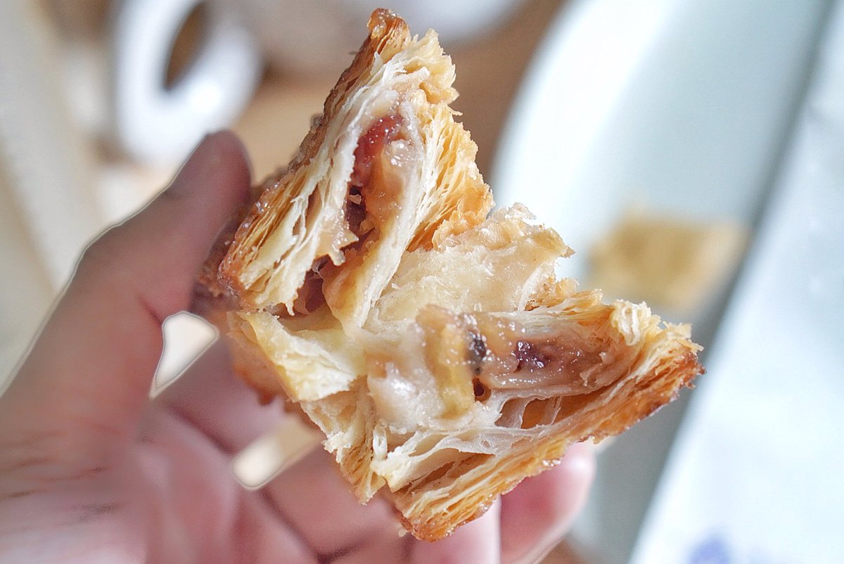 ReviewAroii's tweet photo. ใครเดินผ่านร้าน Paris Mikki 🗼 อยากแนะนำให้ลองพายแอปเปิ้ล Chateau Raffle Apple 🍏🥐 อร่อยยย เป็นแป้งพายชั้นๆ เทกเจอร์กรุบกรอบด้านบนเป็นน้ำตาลไหม ด้านในมีไส้แอปเปิ้ลเชื่อม เปรี้ยวๆหวานๆ ฿155 ชิ้นใหญ่แต่กินหมดอย่างไว้ https://t.co/pGMmVBCpRp