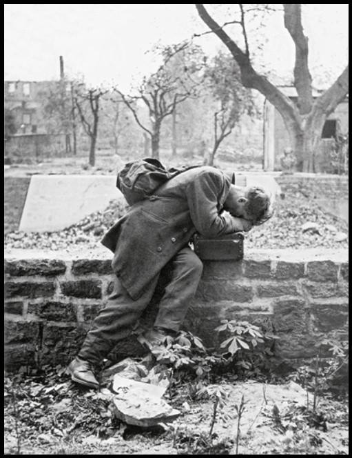 6.03.1946 Франкфурт. 
Немецкий солдат добрался домой — и нет больше ни дома, ни родителей, ни братьев и сестёр. 
А несколько лет назад и он, и его родители с восторгом славили свой режим, и мудрого фюрера, и кляли врагов и чужаков, внешних и внутренних...
Вот чем это кончается...