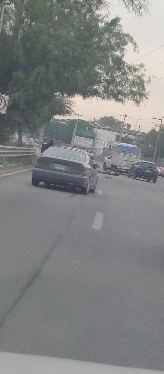 Accidente en Morones Prieto, frente a Plaza Sesamo, atropellado al parecer intentaba cruzar en la curva antes de la salida a Churubusco