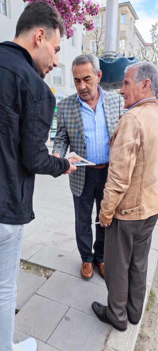 AkAziziyeGK's tweet photo. Dünya Liderimizin selamları ile❤️🖐️
Aziziye gençlik Kolları olarak eş zamanlı Cumhurbaşkanımız adına hazırlanan gazetelerimiz hemşehrilerimizle buluşturduk. https://t.co/blndFmi3Qt