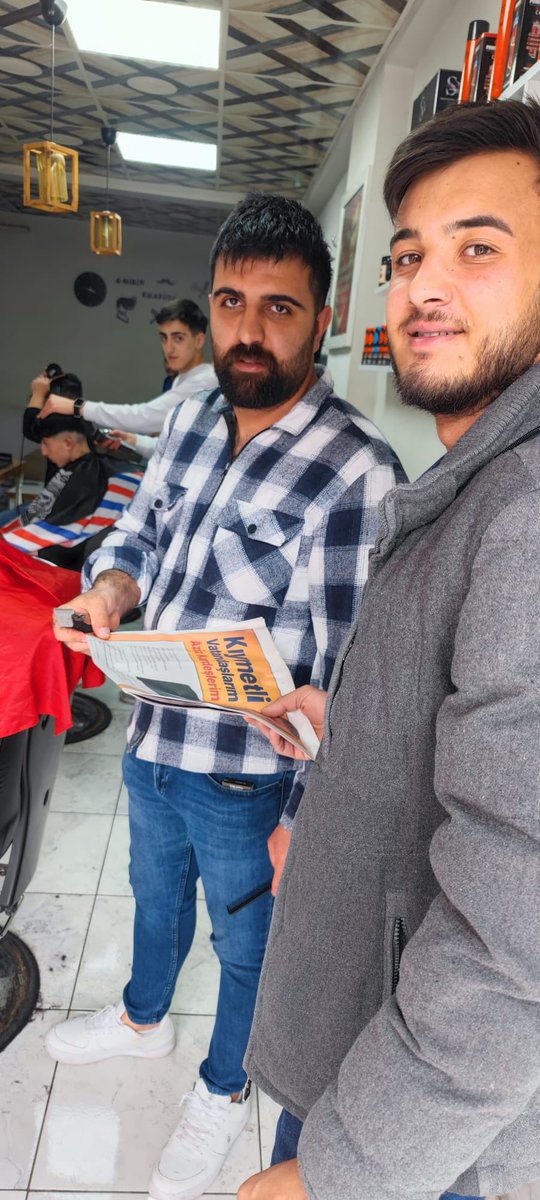 AkAziziyeGK's tweet photo. Dünya Liderimizin selamları ile❤️🖐️
Aziziye gençlik Kolları olarak eş zamanlı Cumhurbaşkanımız adına hazırlanan gazetelerimiz hemşehrilerimizle buluşturduk. https://t.co/blndFmi3Qt