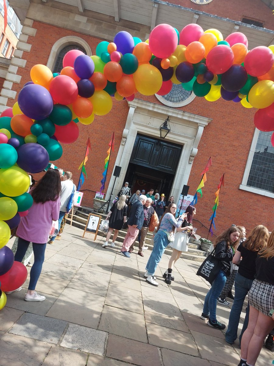 NinalouCook's tweet image. Had a fabulous morning at the #WestEndFleaMarket for @ActingforOthers where I just kept bumping into @JRobyns - I seemed to be permanently in his way today! Haha. Sorry Jon! 😆 Atmosphere was amazing. I'm now poor but all for a great cause!