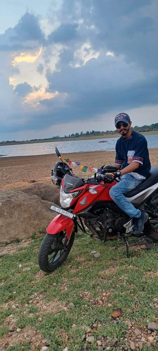 SNawab17's tweet photo. Help! In Bangalore
Animesh Debnath is missing since 18th night from Electronic City Dmart near toll road highway from around 10pm
pls keep a look on highways 
He is wearing grey tshirt and khaki pants and his bike pic attached
FIR registered
pls help reach out on 8982694929 https://t.co/dC9WEiw0Ez