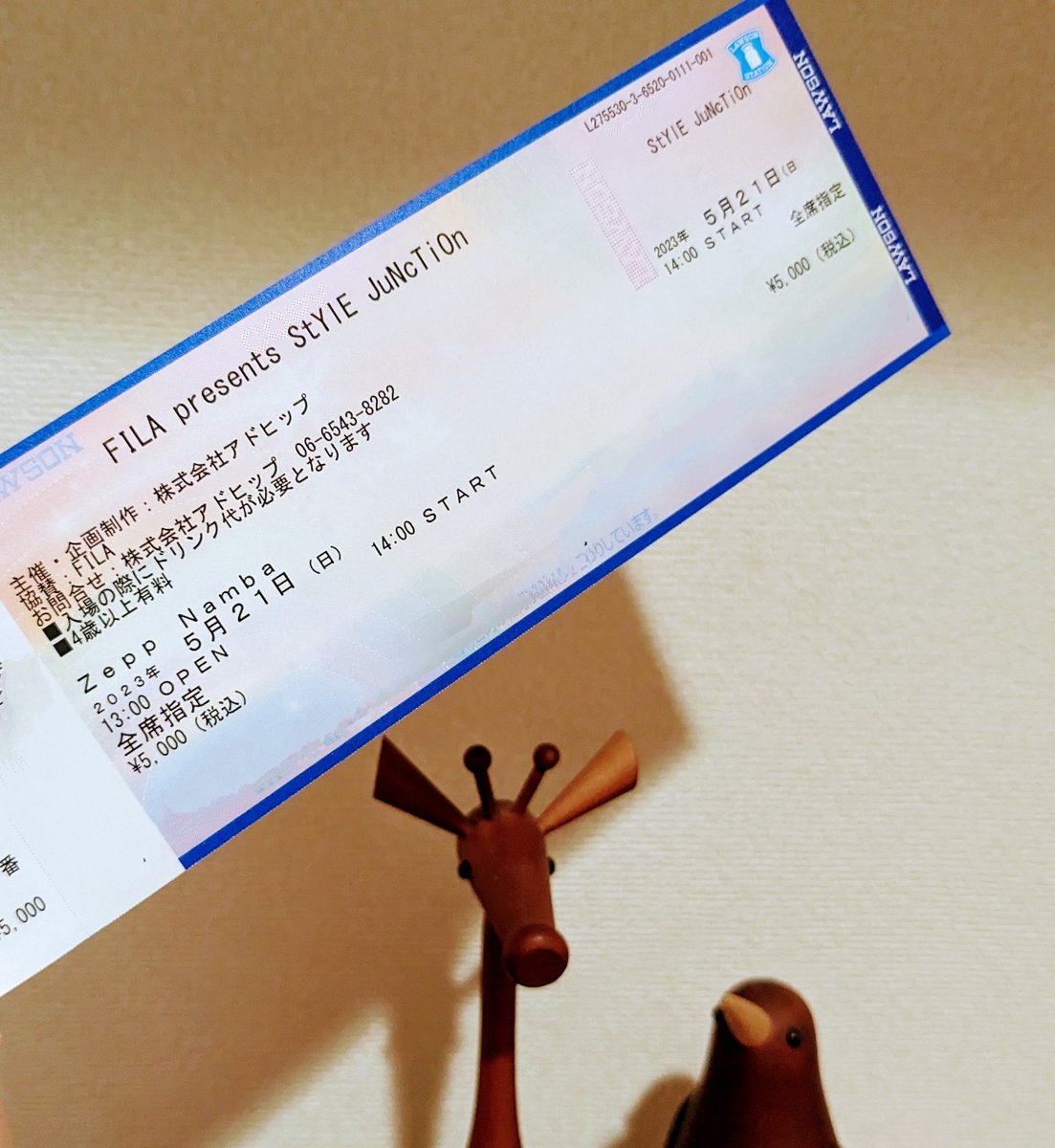 nakame55612's tweet photo. 買っちゃったー笑
やっぱりこれはThe FLOORから見に行かねば!今月2回もZEPP NAMBA行くとは😂
私へ
前回のOSNでダンスに夢中になりすぎて10時間程ずっと座ってたら足の血流がヤバくなったので、マメにウロウロする事!
エコノミー症候群怖い
私より
(全ショーケース見る気満々笑)
#StYlEJuNcTiOn https://t.co/v0HXINZiRi