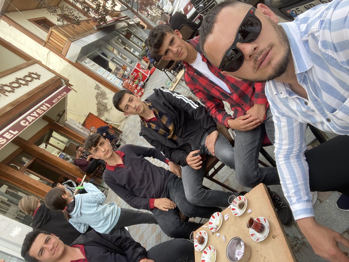 akparti_narman's tweet photo. İlk defa oy kullanacak olan genç kardeşlerimle bir araya gelerek sohbet ettik Allah nasip ederse ilk oylarını REİS e vermenin heyacanını yaşıyorlar 😎 https://t.co/17wFPH6vO9