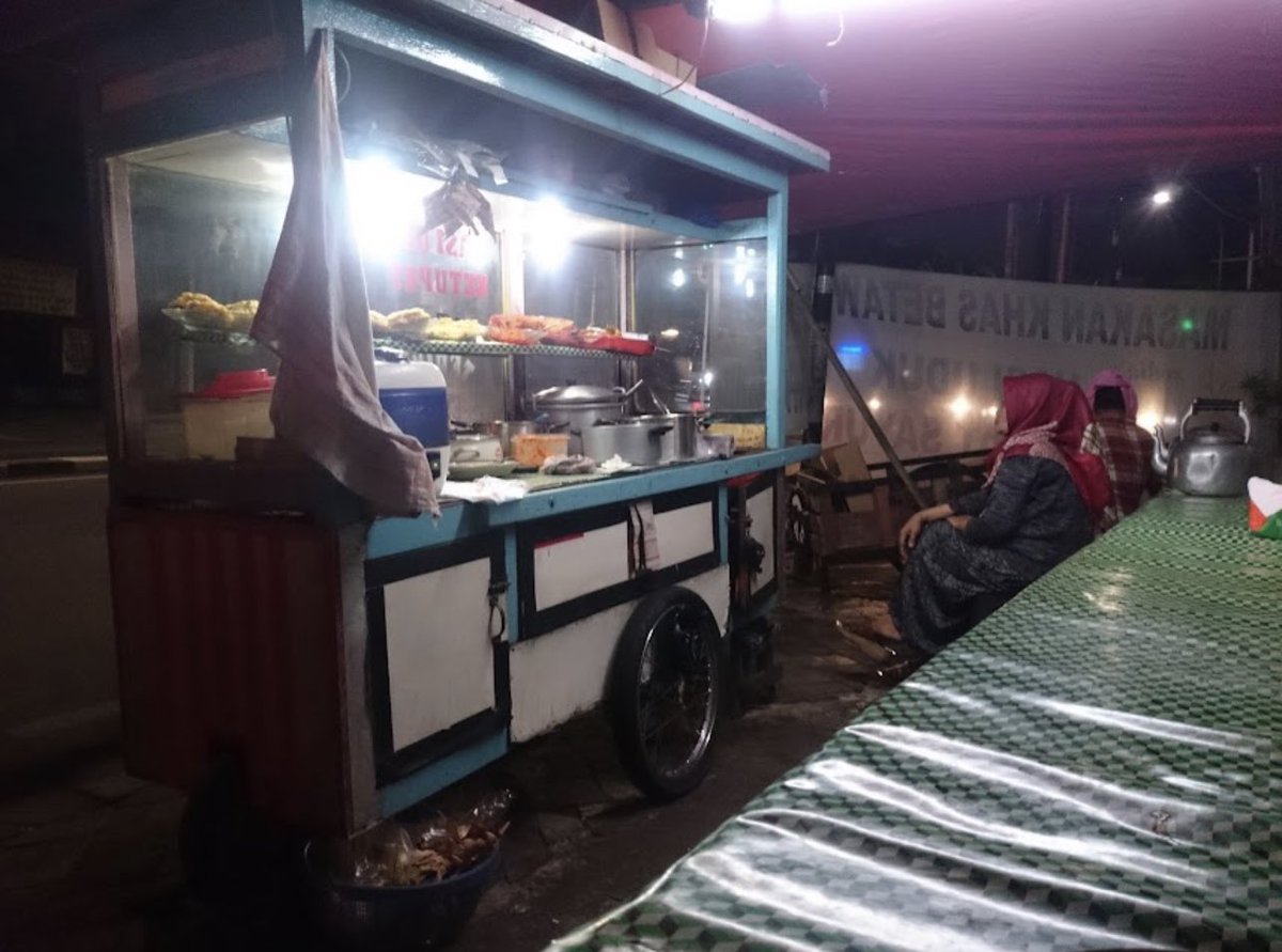 Persis setelah sholat maghrib di Plaza Senayan tadi saya langsung balik menuju rumah.
Sejak Senin hingga Sabtu ini genap 4 hari dalam 7 meeting berturut-turut di mal yang sama. 

Sebenarnya perut sdh terasa lapar, tapi tak satupun resto disana yg menggugah selera. Bukan tak ada