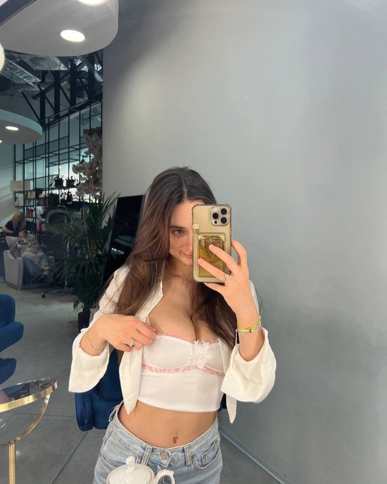 Watch Gloria Sol Model's leaked NSFW photo on TwXstars