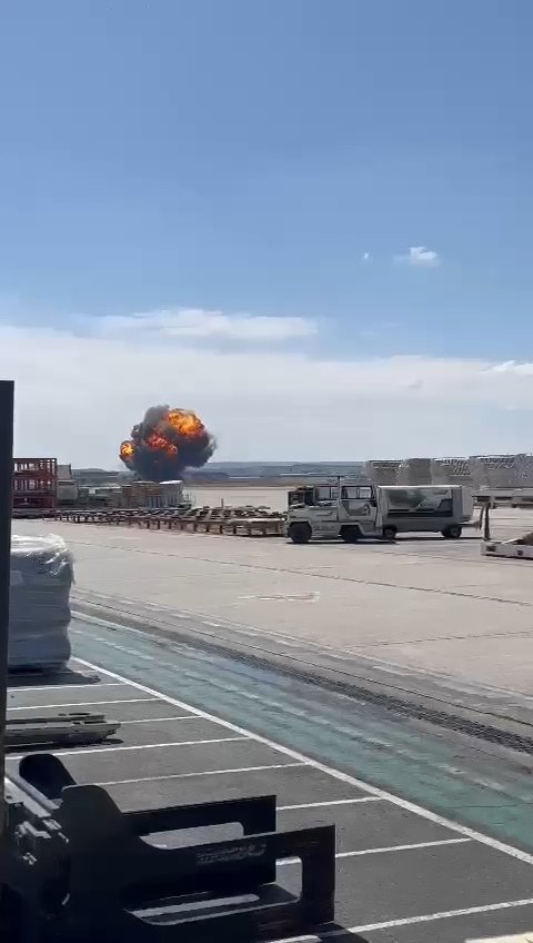 chuaquinbernal's tweet photo. Después de una semana soportando el ruido y la presencia militar de las maniobras en Zaragoza, ahora vemos el 
accidente de un F18. 

Nos alegramos de que no haya que lamentar daños personales pero no merecemos esta servidumbre en Aragón que nos hace vivir intranquilos. https://t.co/8qsX8edwV1
