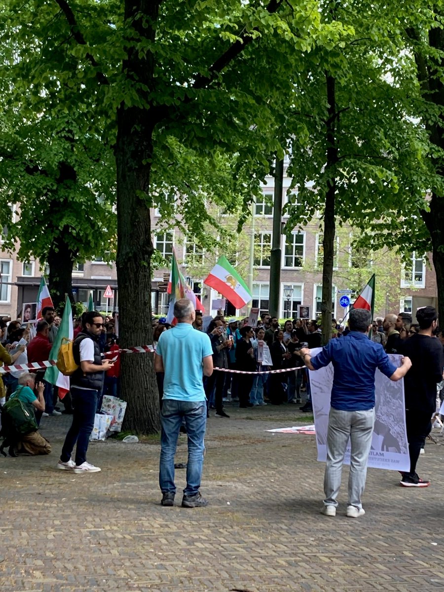 Elise_Friedmann's tweet photo. Demonstratie tegen #executies en onderdrukking in #iran groeit aan
in Den Haag https://t.co/pHDu3p5WWC