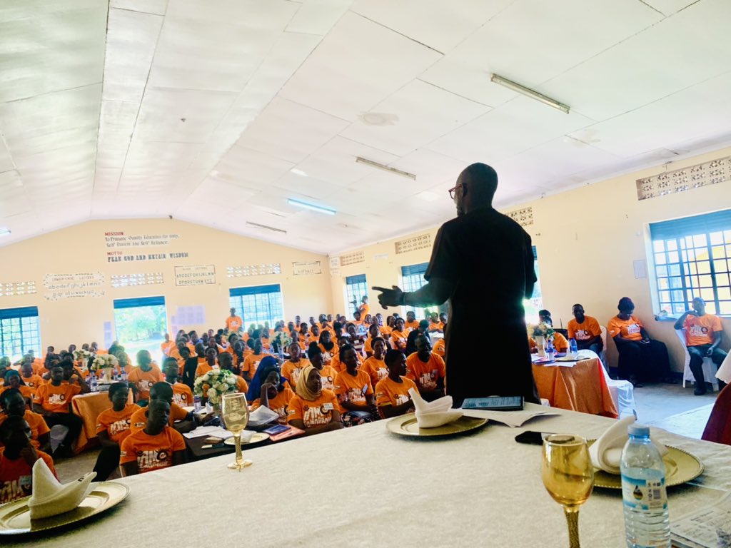 Kassaga4UG's tweet photo. You are we’re phenomenal @Comrade_Otoa these lessons imparted will be remembered forever ♾️ as they impact classrooms &amp;communities for better nation building! @DeniseMirembe thx for capturing these well for us @TEACH4UG @DrDNamara @dyane_ross @SolomonSerwanjj @qataharraymond https://t.co/aYP8REv7sW