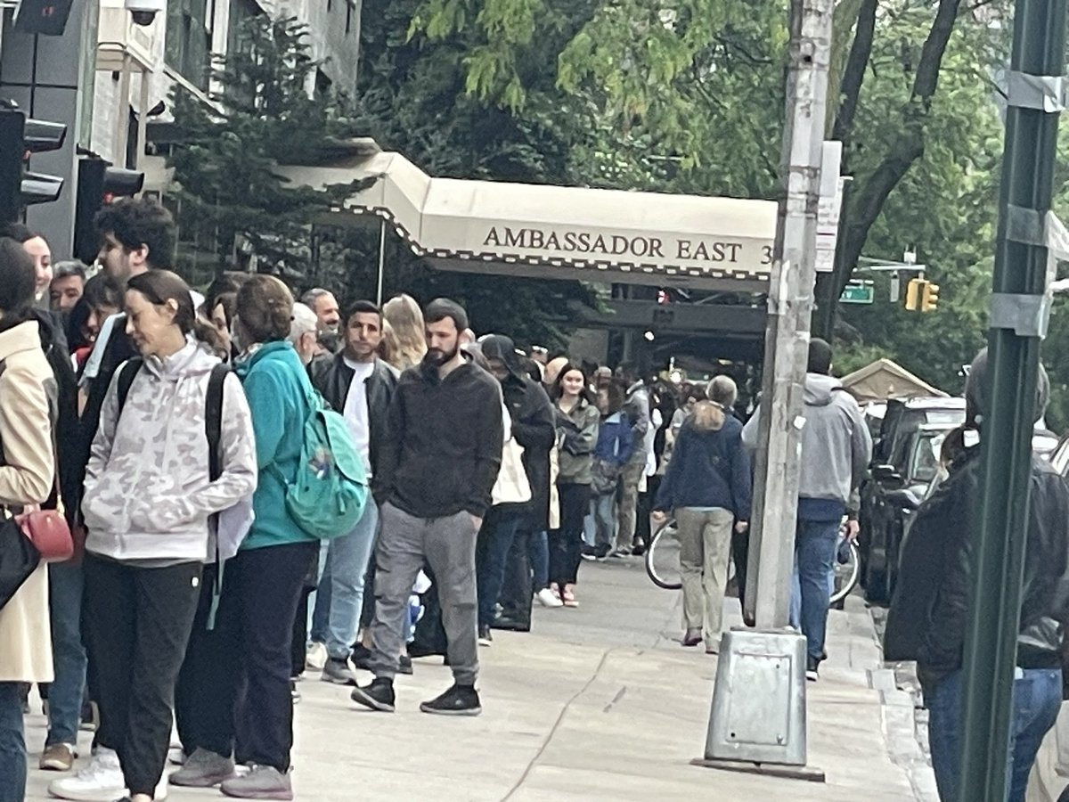 NYC’de cumartesi sabahı 8’de 1.5 blok sıra vardi. Bastırmaya çalıştınız, olmadı!! #Secim2023 #OyVer #nycturkevi #TurkishElections2023 #TurkishElections #nyc #insallah