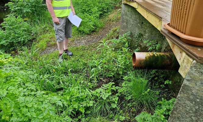 RuairiOConchuir's tweet photo. Lovely to be out with the volunteer members of Inagh village Tidy Towns this morning (20 May)

Great discussion on the Inagh River, riparian management, #raingardens, #waterharvesting #invasivespecies &amp; enhancing local #biodiversity 

 @GreenerClare @CommunityFound @TidyTownsIre https://t.co/MFcxx7daYn
