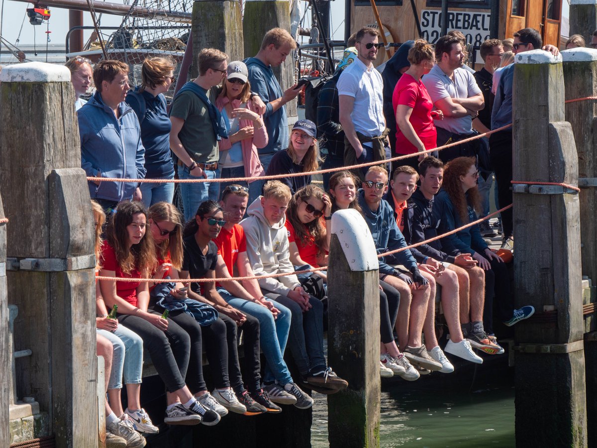 LennardGeerts's tweet photo. Het spektakel in de haven trekt in ieder geval weer een hoop toeschouwers. En dit jaar is het prachtig weer! #HTRace
#OmropFryslân #OmroepZilt #Terschelling https://t.co/mYdjk777fb