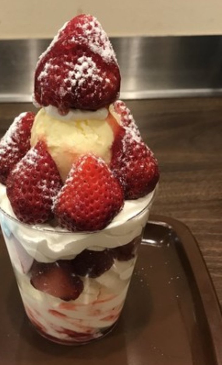 食後のデザートに プレミアムストロベリーパフェ🍓🍨 イチゴがほんと 美味しかったです😋 また食べに行こう💨💨